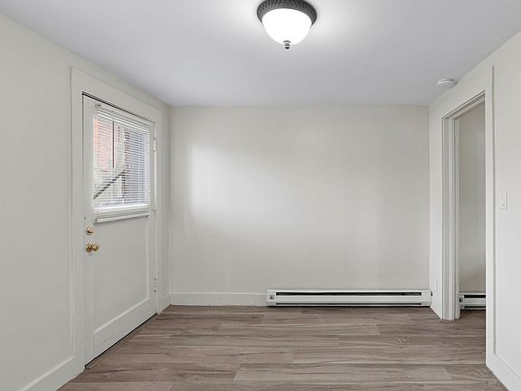 4th image of 930 S Lincoln St #12