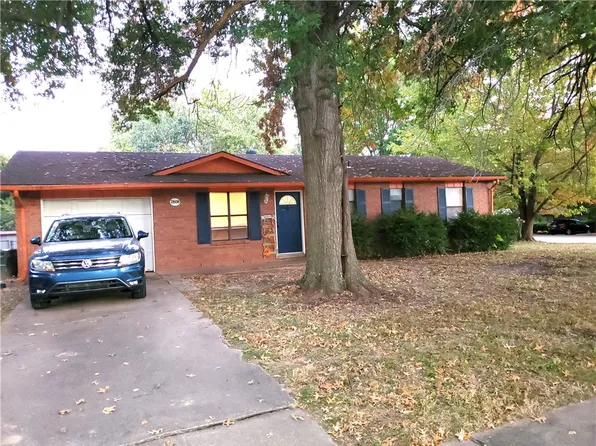 2808 N Susan Carol Ln, Fayetteville, AR 72703