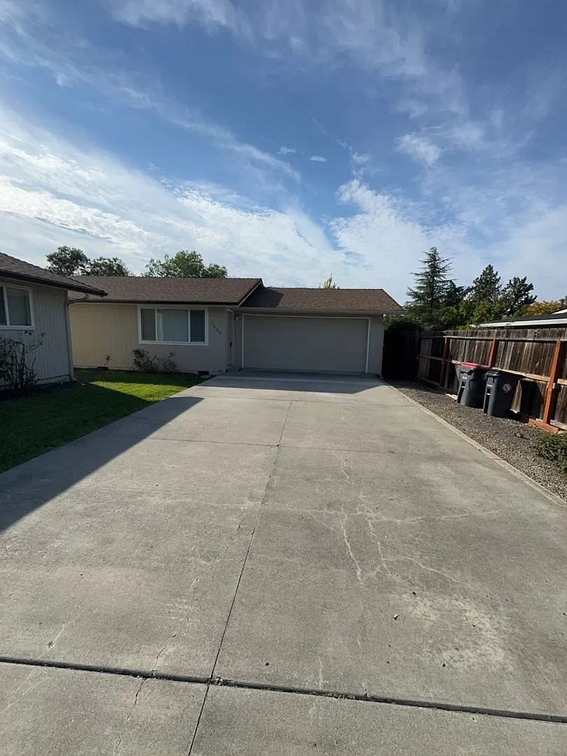 P0044 - 3006 & 3008 Alameda — Photo 2