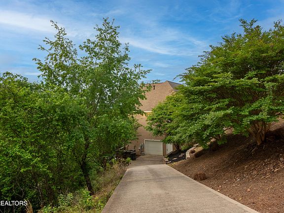 2nd image of 1012 Falcon Crest Dr