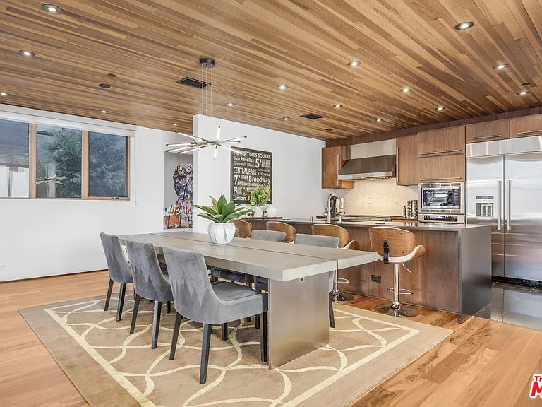 661 Broadway St — Photo 14