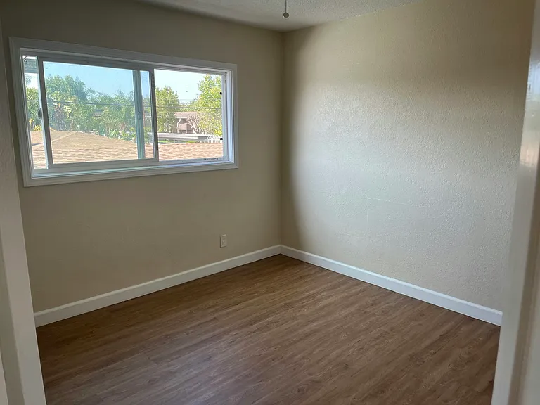 1044 Wallgreen St — Photo 3