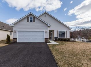 1 Eagle Ridge Cir, Lakewood, NJ 08701