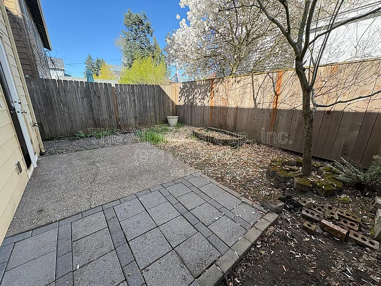 210 NW Connell Ave — Photo 23