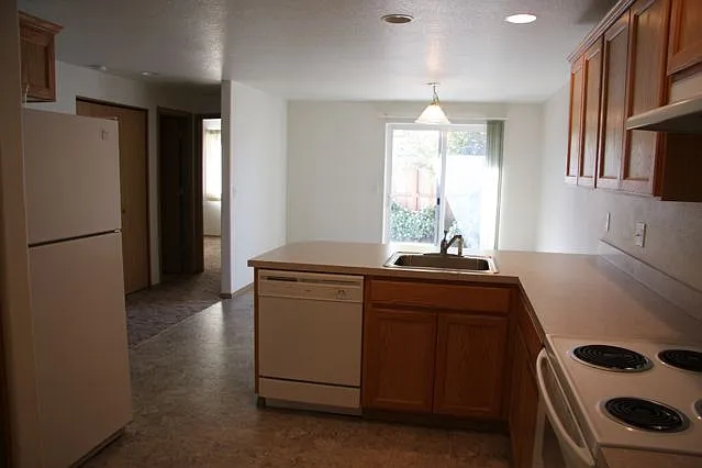 2 bed, 1080 sqft, $1,950 — Photo 3