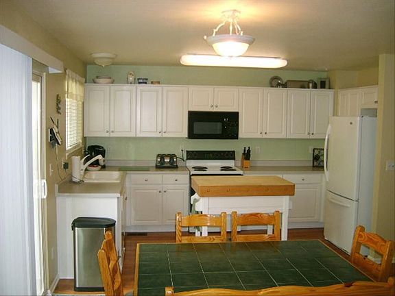 Kitchen & Eating Area