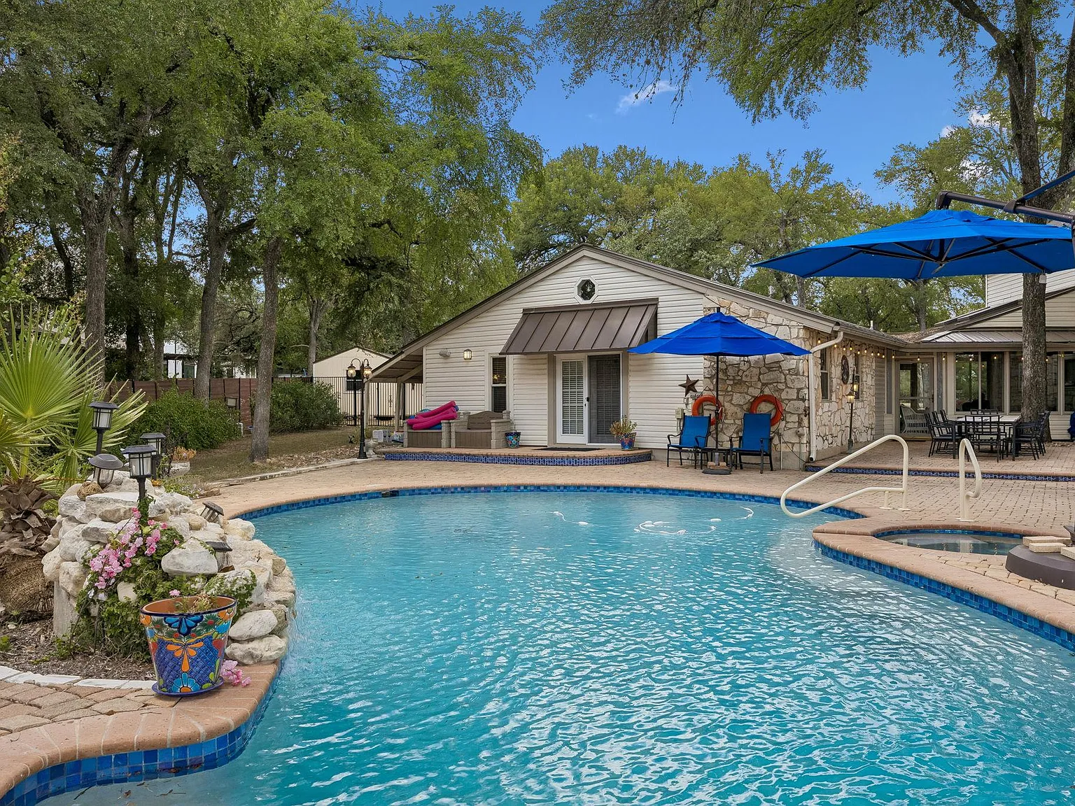 1 bed, 1.0 bath, 720 sqft, $1,600 — Photo 2
