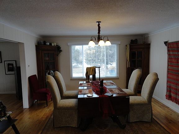 dinning room looking out to Redwood Drive.