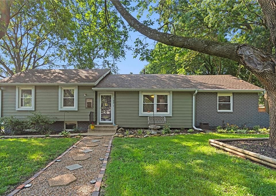 1st image of 9605 W 92nd St