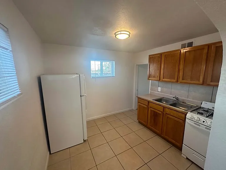 908 Ensign St #B — Photo 1