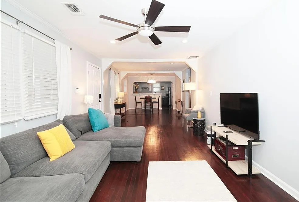 3 bed, 2.0 bath, 888 sqft, $2,100 — Photo 3