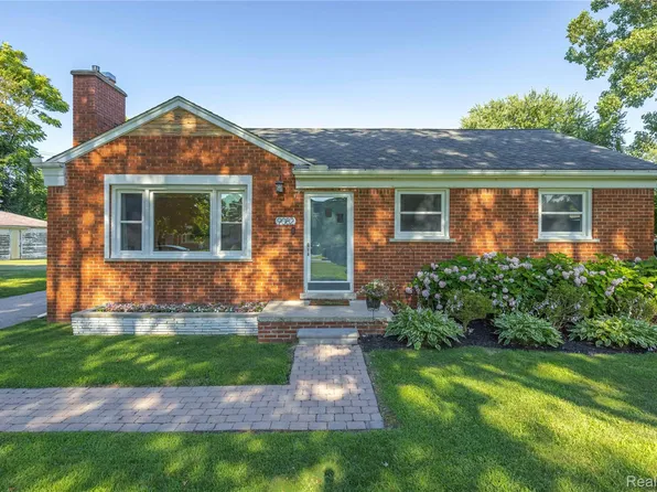 9082 Ball St, Plymouth, MI 48170