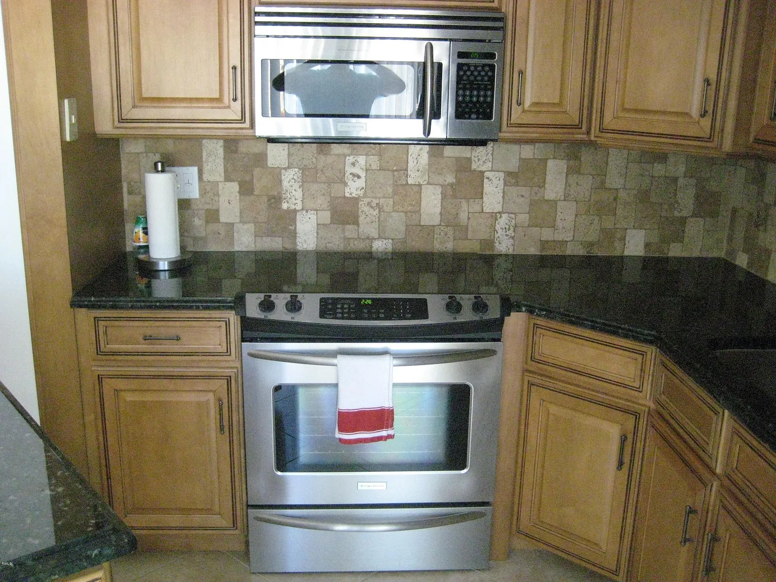 2 bed, 2.5 bath, 1325 sqft, $2,300 — Photo 3