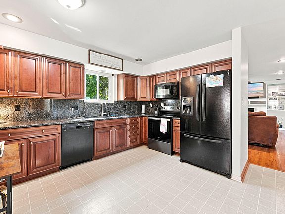 3rd image of 88 Thompson Ave