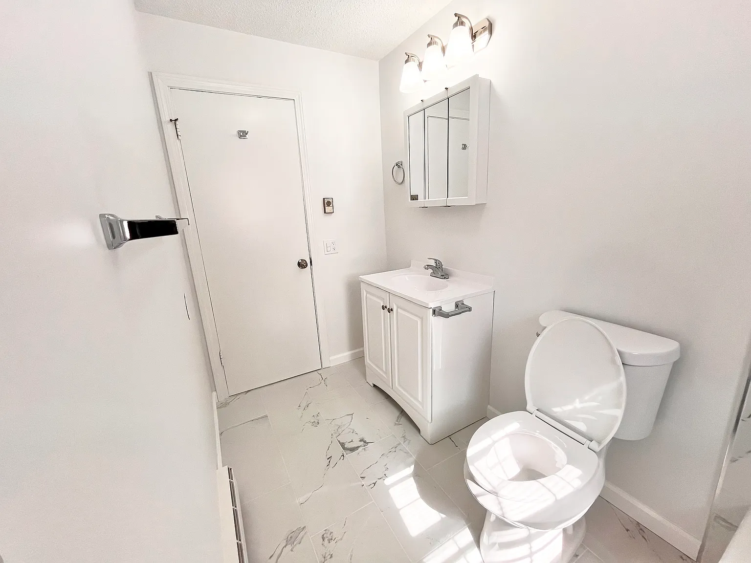 2 bed, 660 sqft, $2,000 — Photo 2