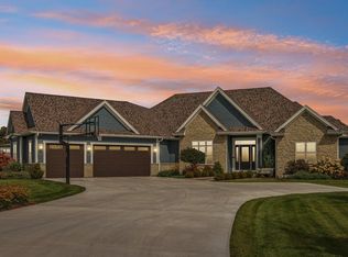 328 Hemlock Ct, Hartland, WI 53029