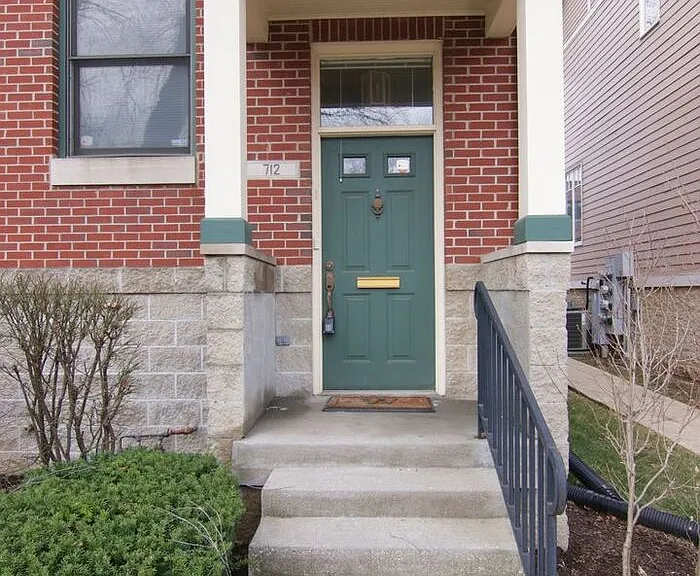 712 N East St — Photo 2