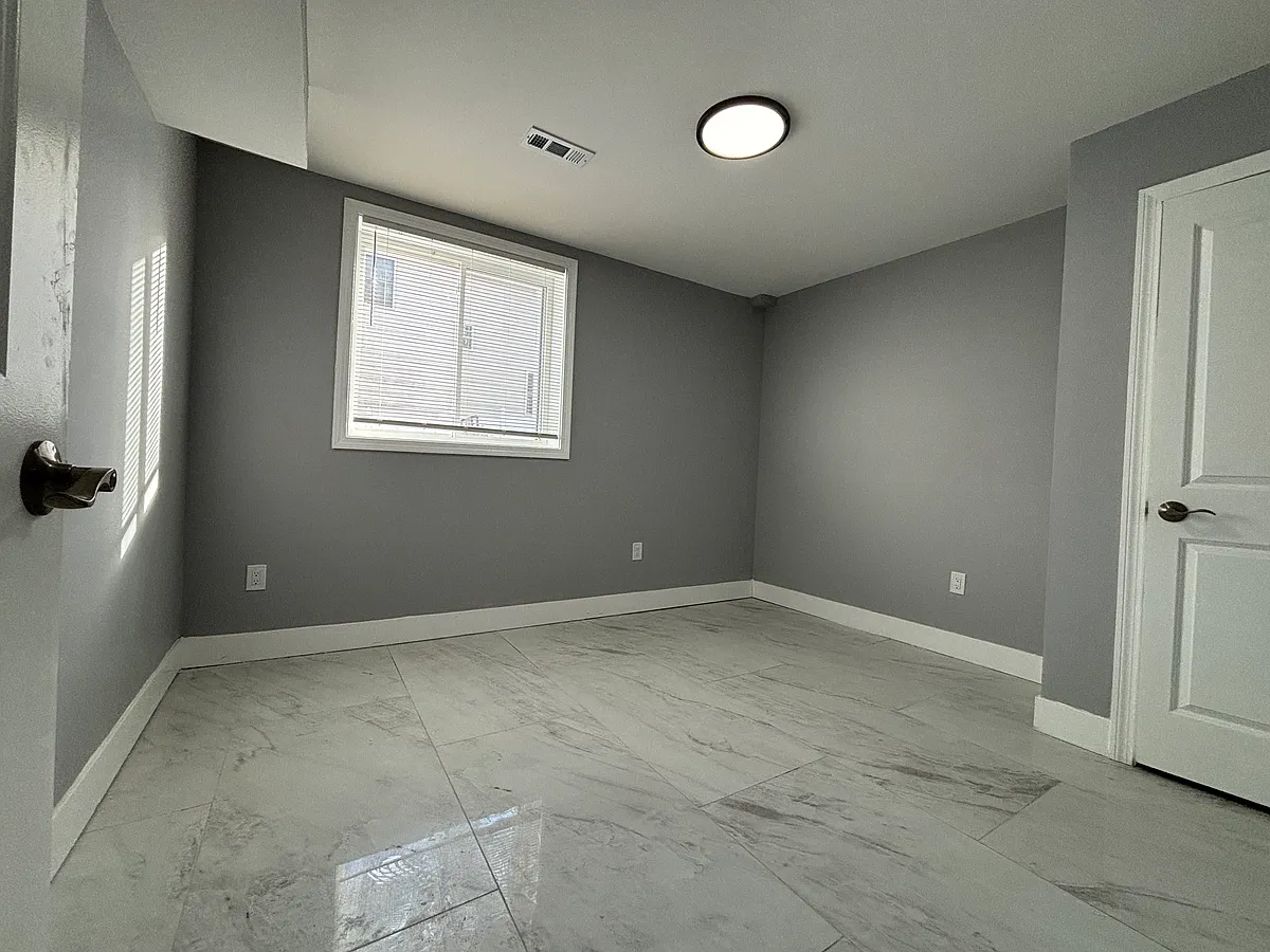 Building Photo - 173 Hallock Ave #1A