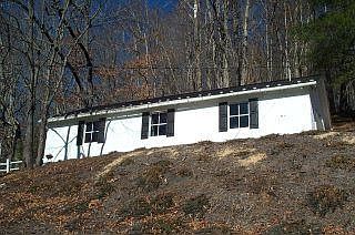 The workshop/garage provides plenty of space for your hobbies!