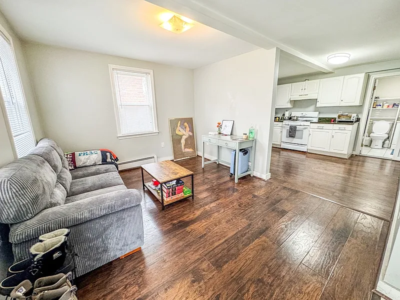 3 bed, 1.0 bath, 1000 sqft, $3,200 — Photo 4
