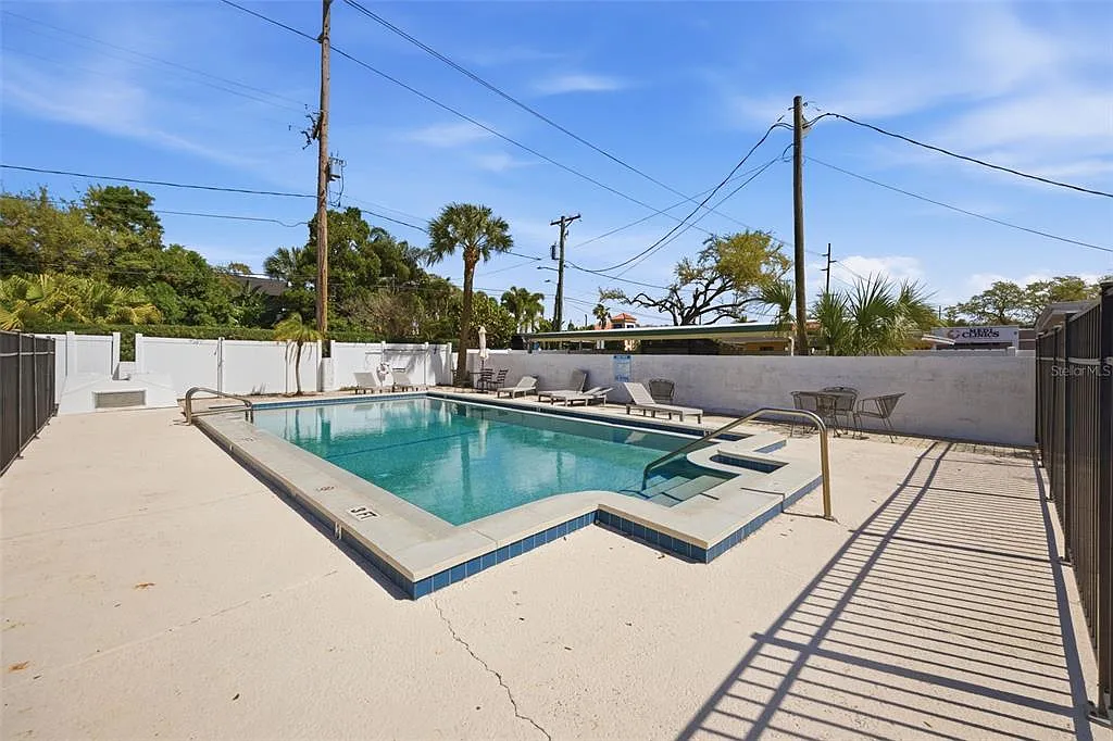 3102 W Horatio St — Photo 2