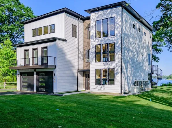 70 Maquoit Drive, Freeport, ME 04032