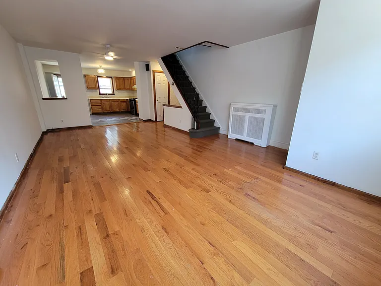 947 Tree St — Photo 1