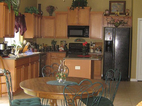 Dinette toward kitchen
