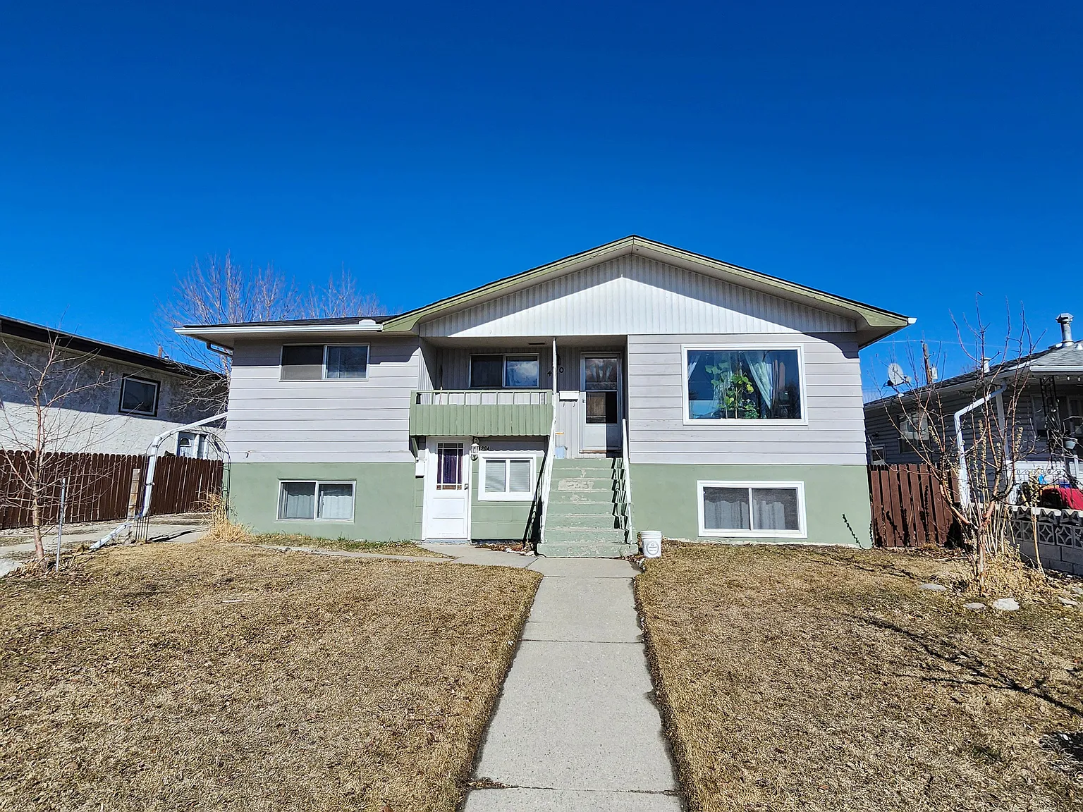 420 54 Avenue SW — Photo 1