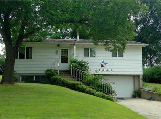 112 Jackson St NE, Cascade, IA 52033