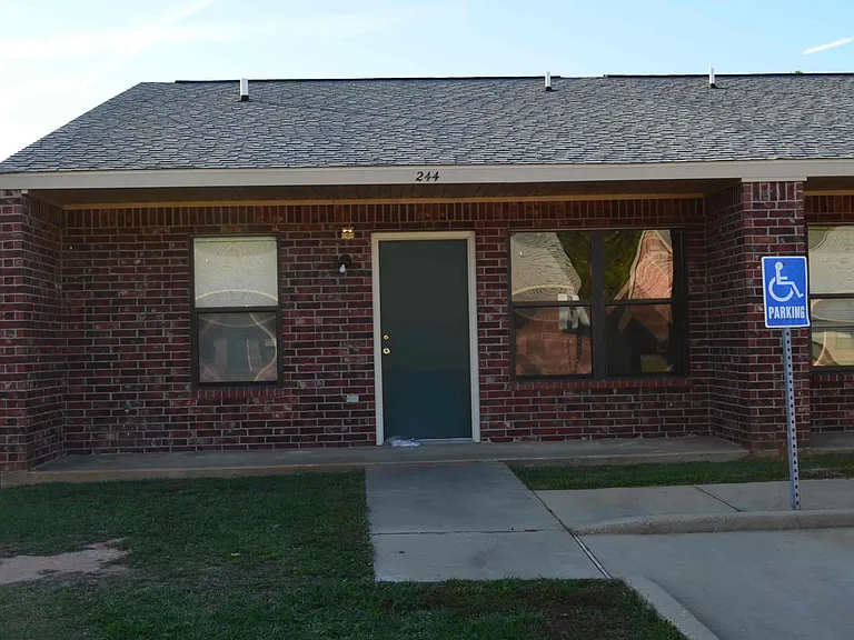 Country Manor Apartments — Photo 11