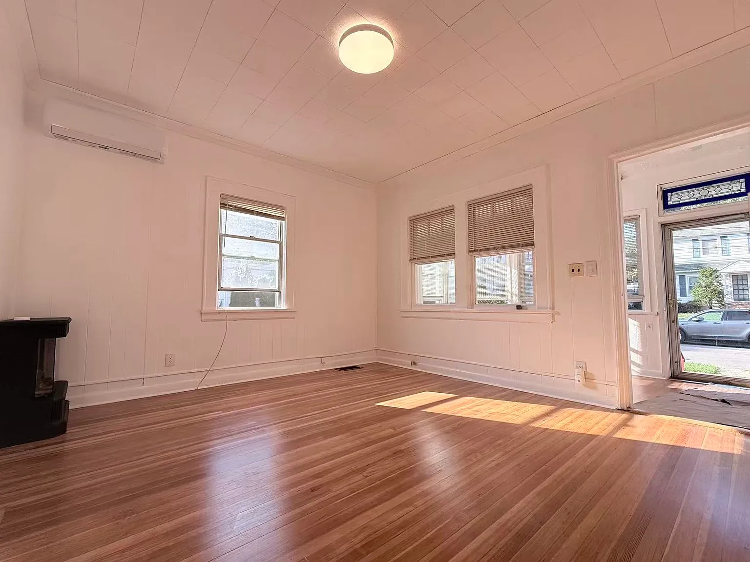 3 bed, 1123 sqft, $3,995 — Photo 2