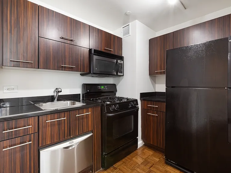 67 Wall St #9L — Photo 1