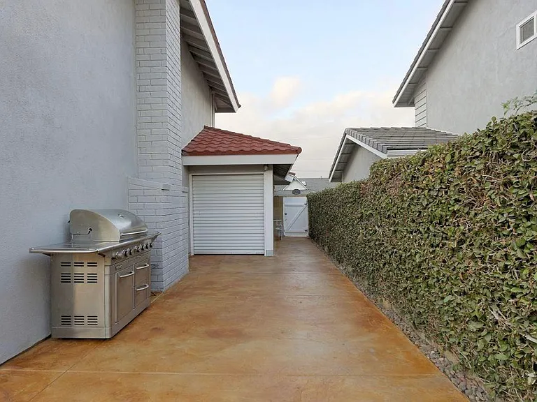 6122 Softwind Dr — Photo 32