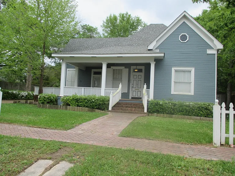 208 E Louisiana Ave — Photo 1