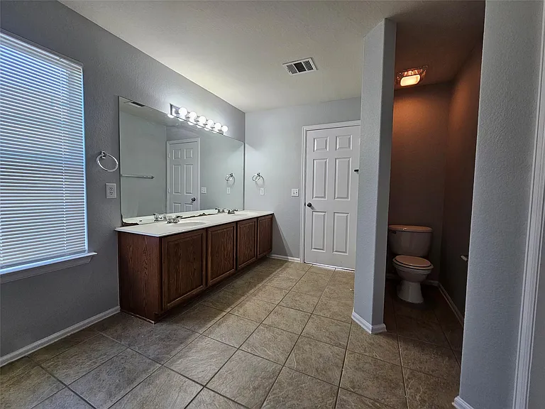 580 Hometown Pkwy — Photo 24
