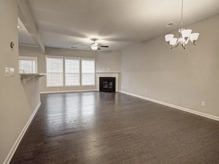 521 Coral St — Photo 9