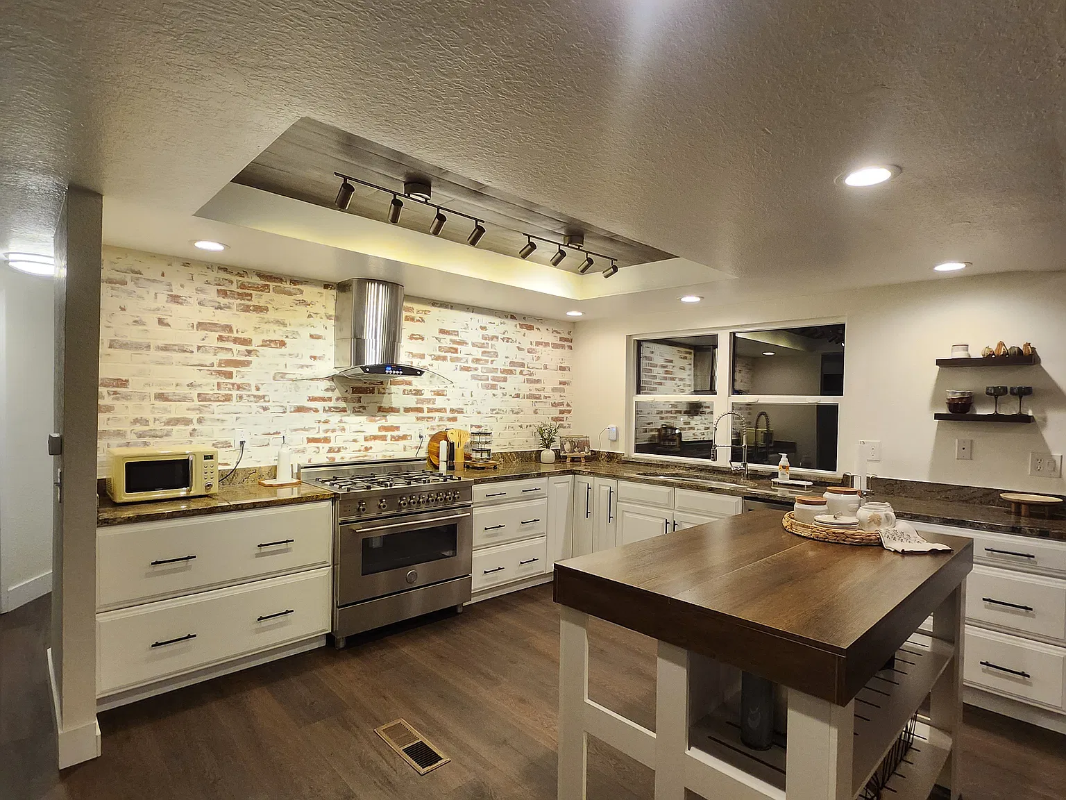 4 bed, 2.5 bath, 2286 sqft, $4,200 — Photo 2
