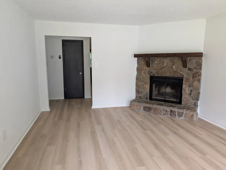 1478 N Diane Ct SE #A — Photo 3