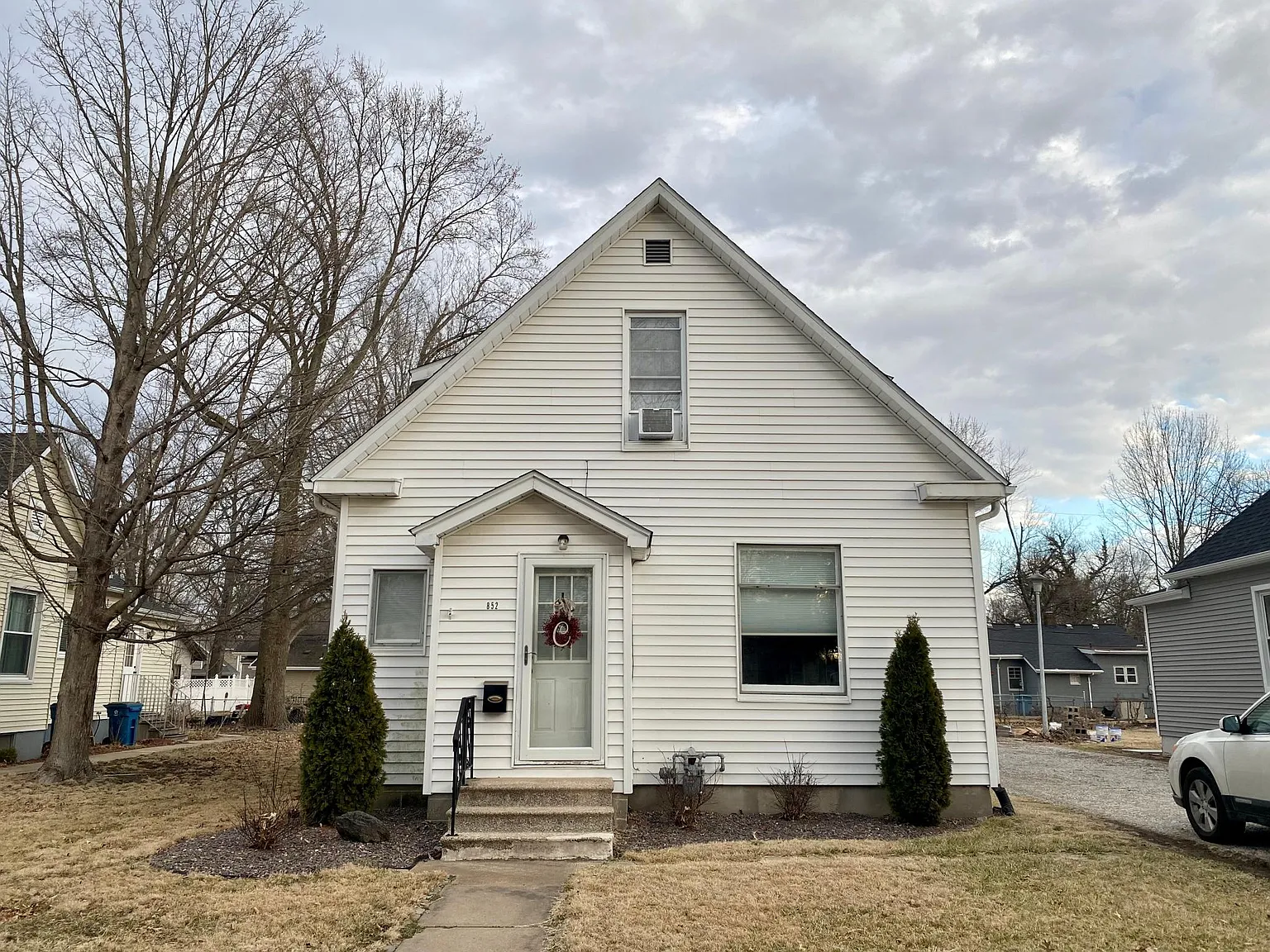 852 Hale Ave photo 1