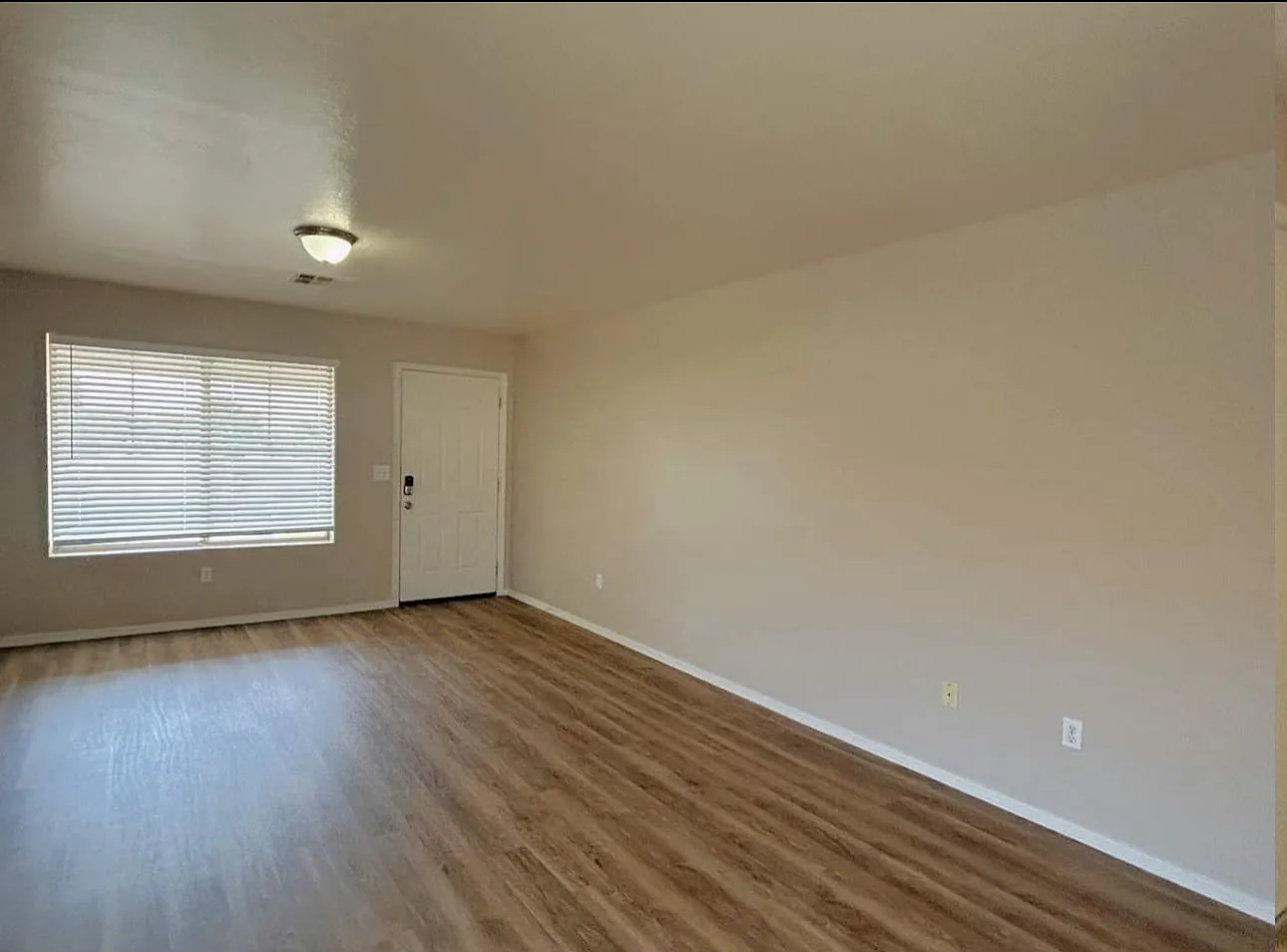 3 bed, 1370 sqft, $1,999 — Photo 3