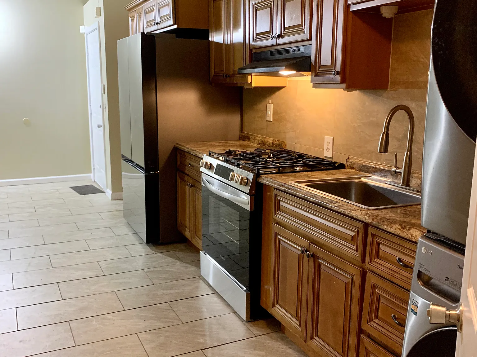 3 bed, 1500 sqft, $2,050 — Photo 3