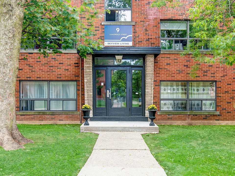 47 Strathcona Ave N
