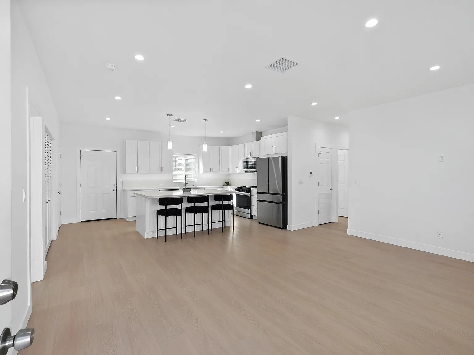 3 bed, 1200 sqft, $4,195 — Photo 4