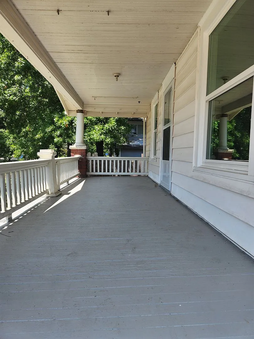 Attractive, updated 3+BR, 1BTH with covered parking — Photo 2