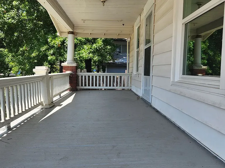 1014 SW 9th St — Photo 2