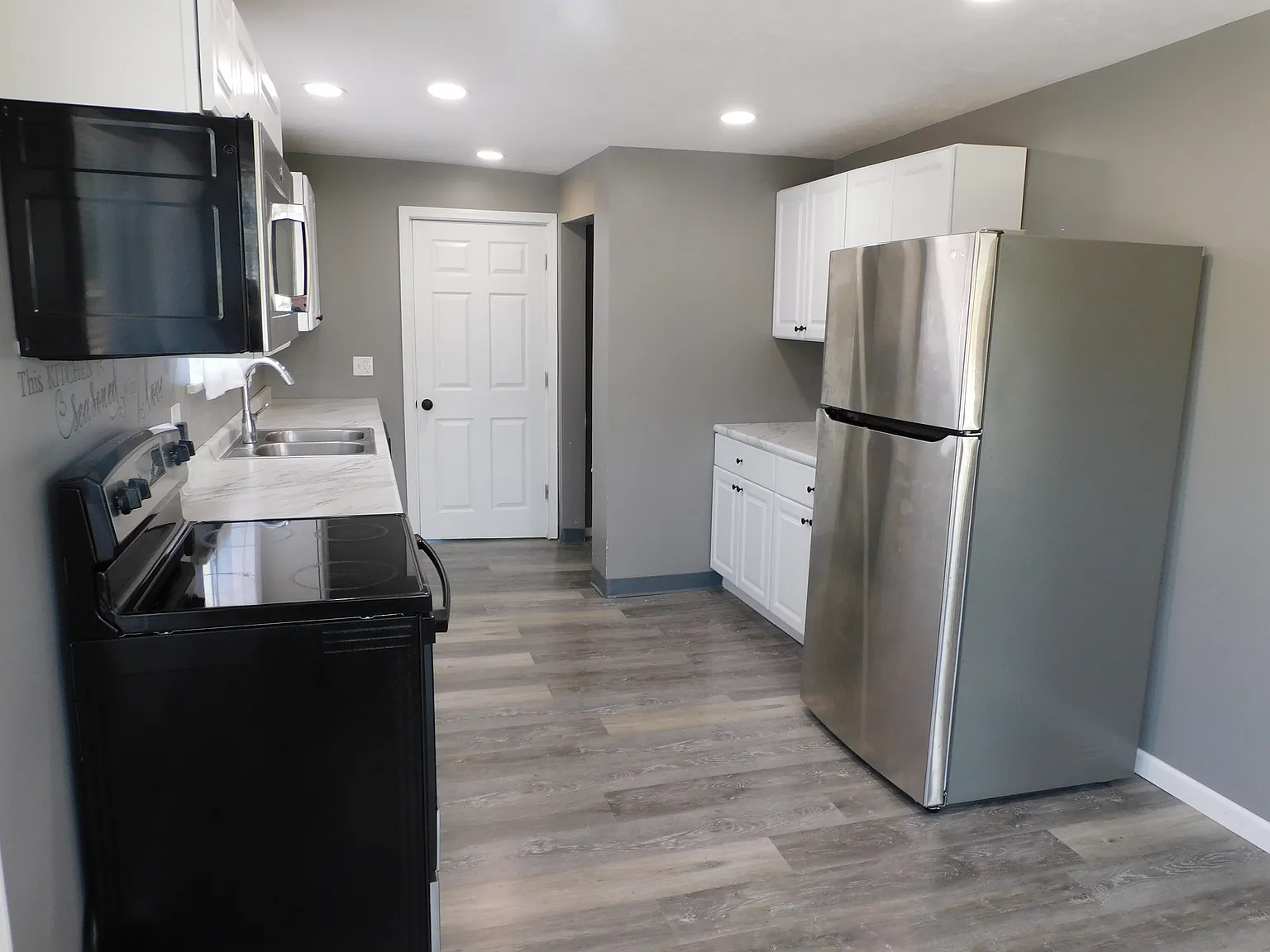 3 bed, 1200 sqft, $1,100 — Photo 2