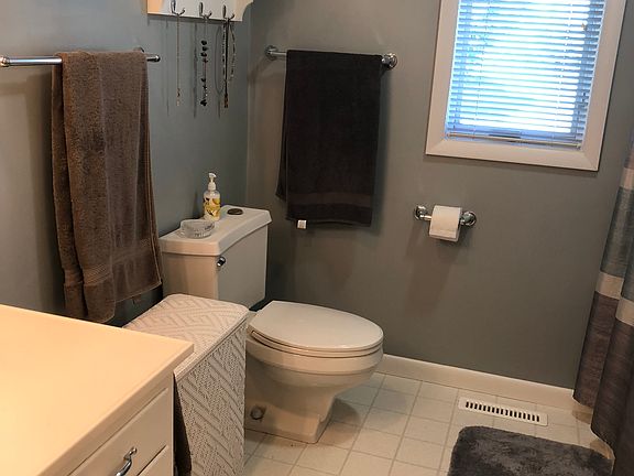 Full bath with jetted tub