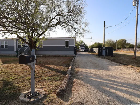 902 Cypress St, Jourdanton, TX 78026