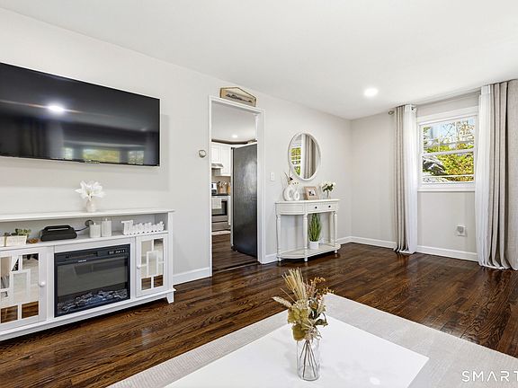 3rd image of 21 West Rocks Road